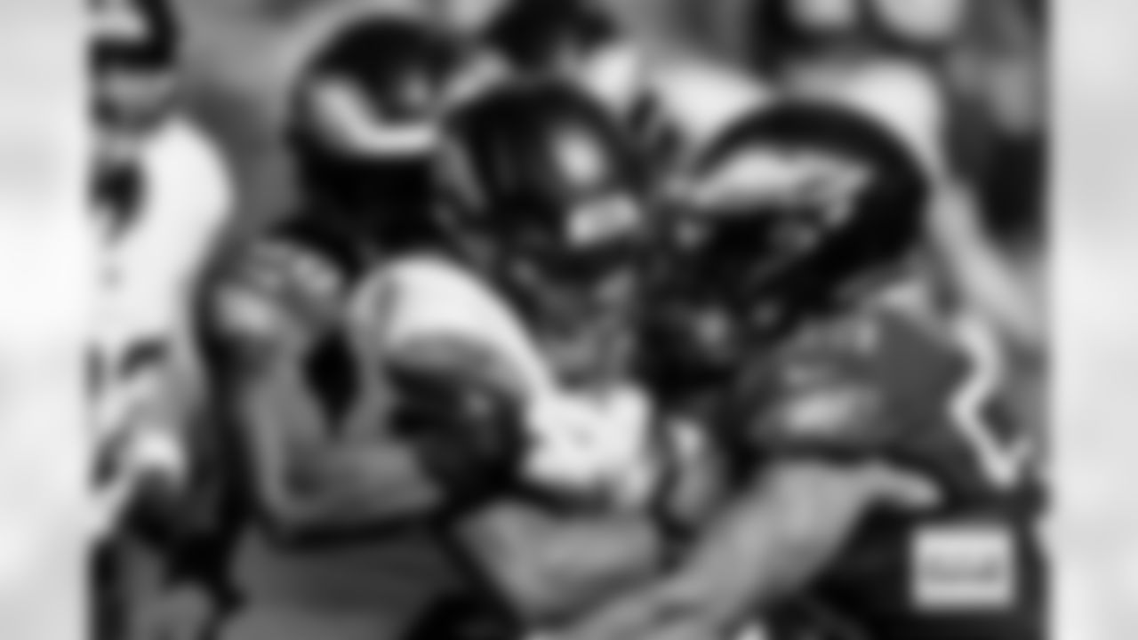 Denver Broncos running back J.K. Dobbins (27) runs with the ball during the Broncos' Week 5 game against the Philadelphia Eagles at Lincoln Financial Field in Philadelphia, Pennsylvania on October 5, 2025. Photo by Ben Swanson / Denver Broncos