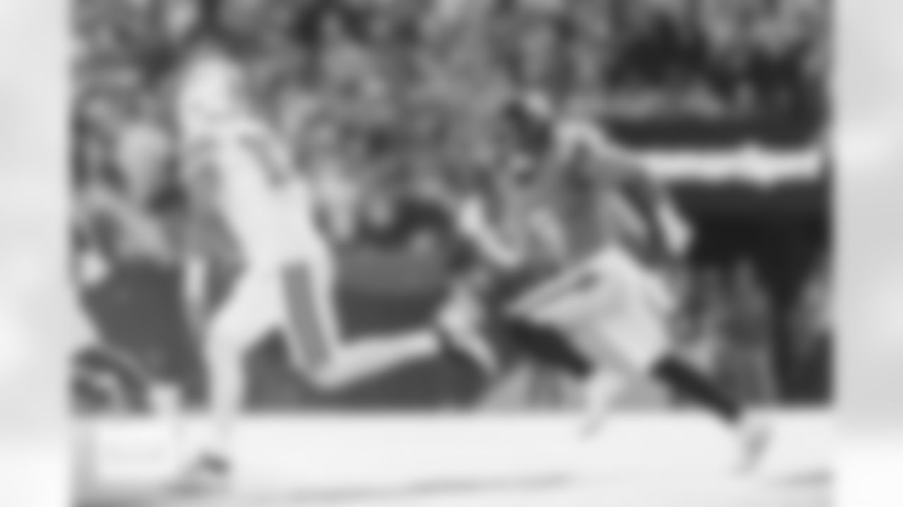 Denver Broncos safety Talanoa Hufanga (9) chases Green Bay Packers quarterback Jordan Love (10) during the Broncos' Week 15 game against the Green Bay Packers at Empower Field at Mile High in Denver, Colorado on December 14, 2025. Photo by Ben Swanson / Denver Broncos