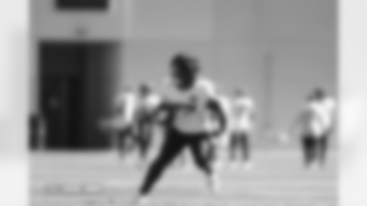 Dre Greenlaw during practice at Broncos Park Powered by CommonSpirit in Englewood, Colorado on October 16, 2025. Photo by Gabriel Christus / Denver Broncos