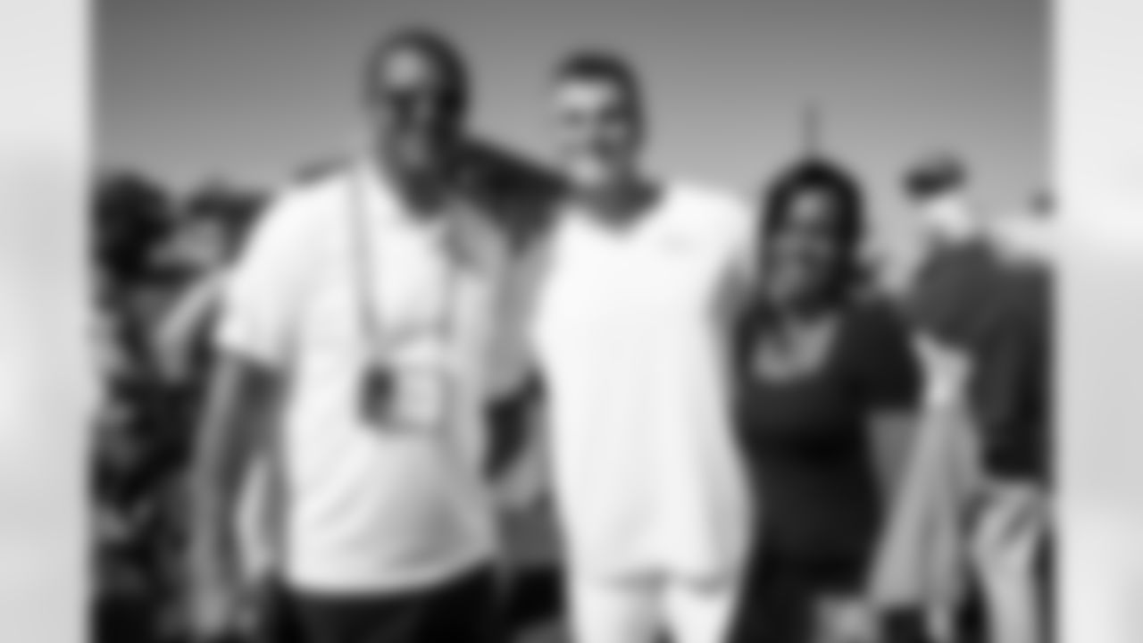 Bo Nix with Steve Atwater and Letha Atwater during an Alumni Weekend visit to practice at Broncos Park Powered by CommonSpirit in Englewood, Colorado on October 5, 2024. Photo by Ben Swanson / Denver Broncos