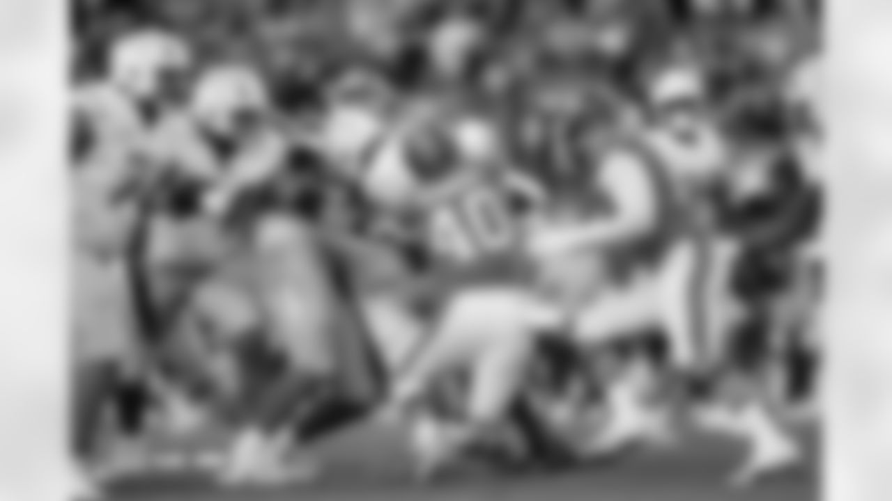 Justin Strnad (40) during the Broncos' Week 18 game against the Los Angeles Chargers at Empower Field at Mile High in Denver, Colorado on January 4, 2026. Photo by Ben Swanson / Denver Broncos