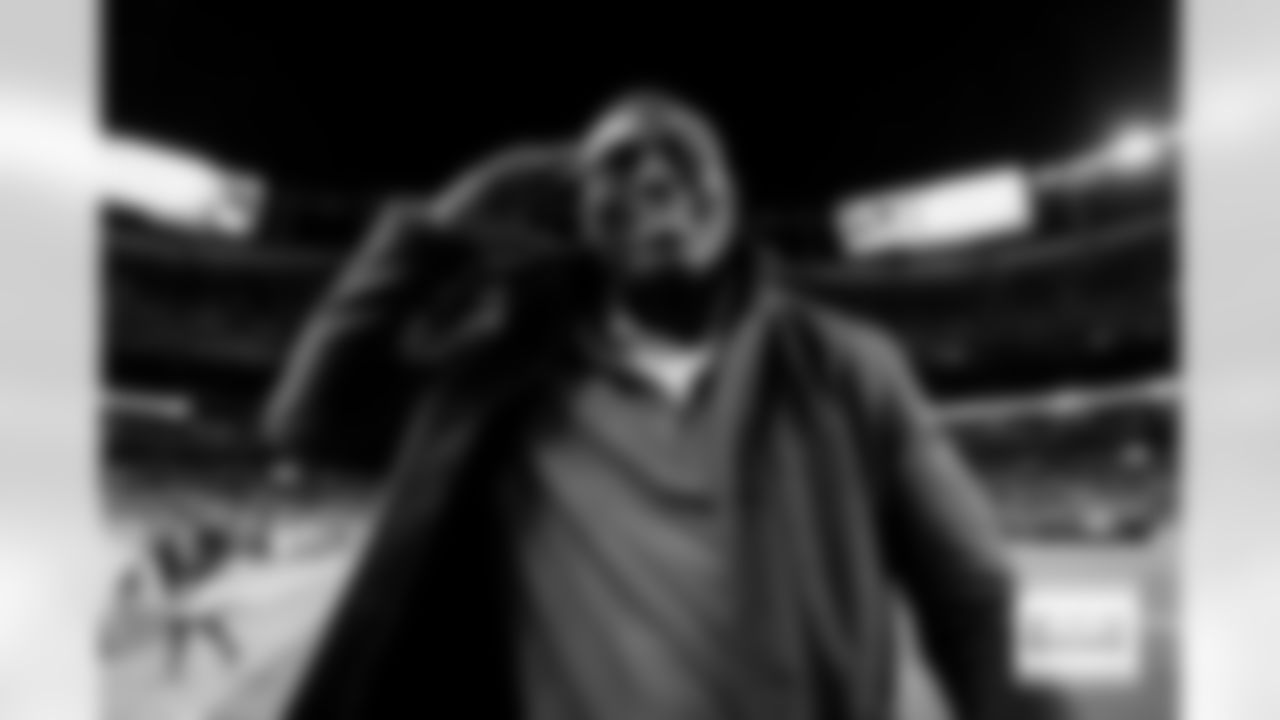 Terrell Davis gives a Mile High Salute after the Broncos' Week 17 game against the Los Angeles Chargers at Empower Field at Mile High in Denver, Colorado on December 31, 2023. Photo by Ben Swanson / Denver Broncos