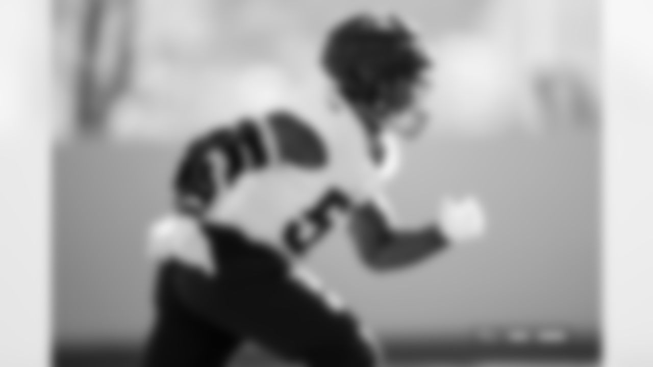 Dre Greenlaw during practice at Broncos Park Powered by CommonSpirit in Englewood, Colorado on November 13, 2025. Photo by Ben Swanson / Denver Broncos