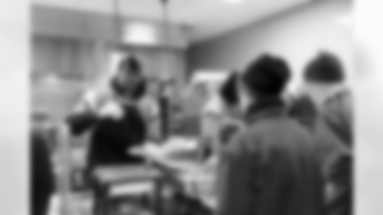 Jordan Jackson serves meals during a visit to Urban Peak to feed the kids a Thanksgiving meal on Tuesday, November 25, 2025 at Urban Peak in Denver, Colorado.
Photo by Gabriel Christus / Denver Broncos