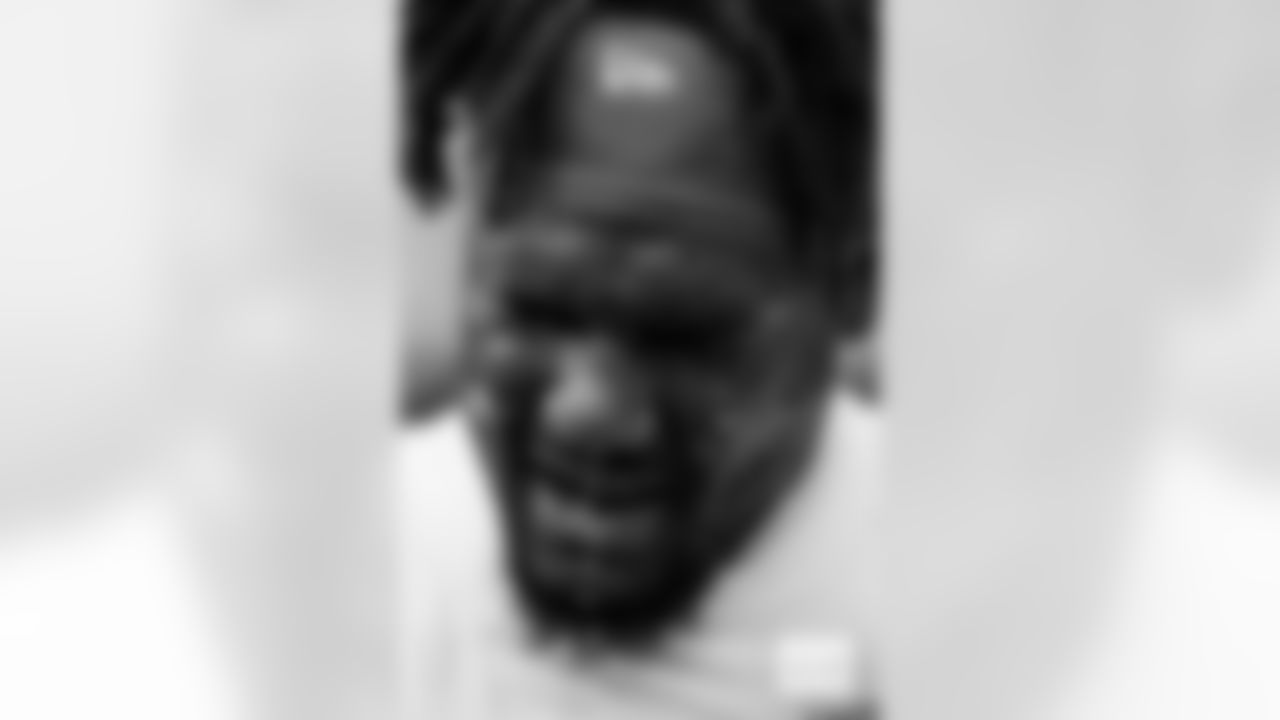 Malcolm Roach sprays water on his face before the Broncos' Week 9 game against the Houston Texans at NRG Stadium in Houston, Texas on November 2, 2025. Photo by Gabriel Christus / Denver Broncos