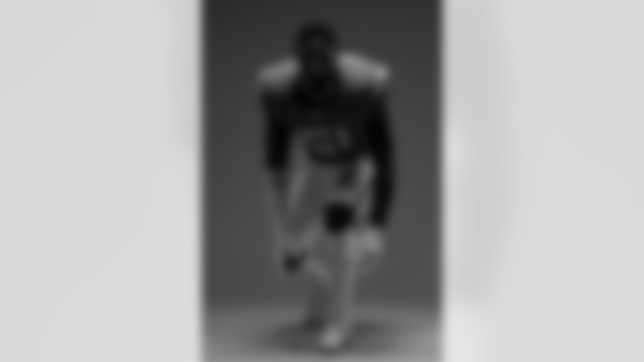 Que Robinson poses for a portrait on June 9, 2025 in Englewood, Colorado. Photo by Ben Swanson / Denver Broncos