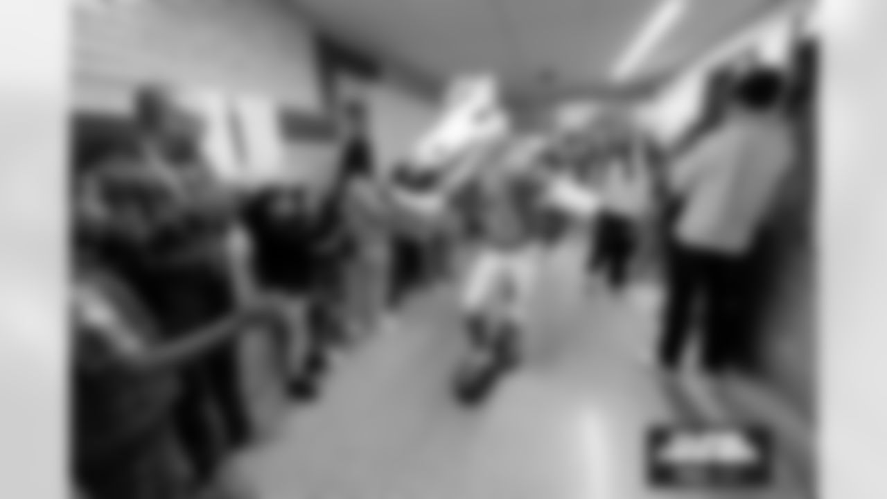 Miles the Mascot during a school hallway parade to celebrate the Denver Broncos making the playoffs on Thursday, January 15, 2026 at Montview Elementary School in Denver, Colorado.
Photo by Gabriel Christus / Denver Broncos