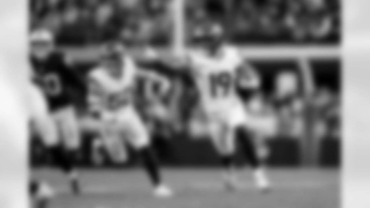 Denver Broncos wide receiver Marvin Mims Jr. (19) points out his blocking needs as he returns a punt for a touchdown during the Broncos' Week 14 game against the Las Vegas Raiders at Allegiant Stadium in Las Vegas, Nevada on December 7, 2025. Photo by Gabriel Christus / Denver Broncos