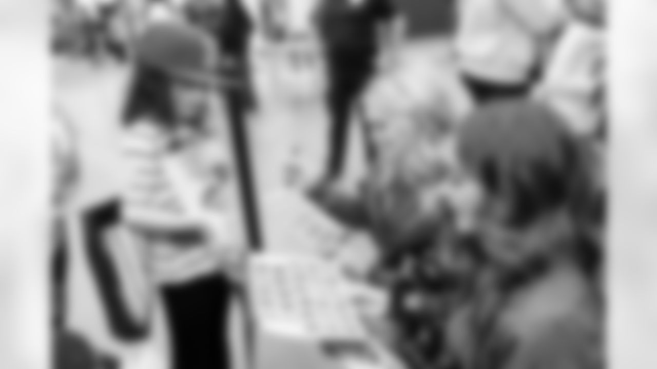 Denver Broncos Cheerleaders and Broncos alumni visit the United States Army post at Fort Carson during the Salute to Service Caravan on December 16, 2025. Photo by Ben Swanson / Denver Broncos