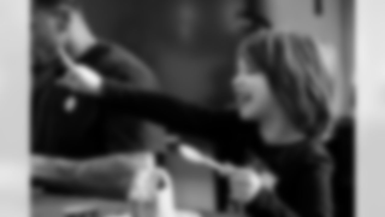 Evan Engram builds gingerbread houses with students at Timber Trail Elementary School in Castle Pines, Colorado on December 9, 2025. Photo by Ben Swanson / Denver Broncos