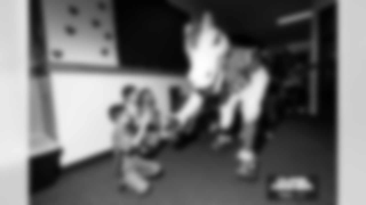 Students cheer on the Broncos during a school hallway parade to celebrate the Denver Broncos making the playoffs at Barnum Elementary School in Denver, Colorado on January 16, 2026. Photo by Ben Swanson / Denver Broncos