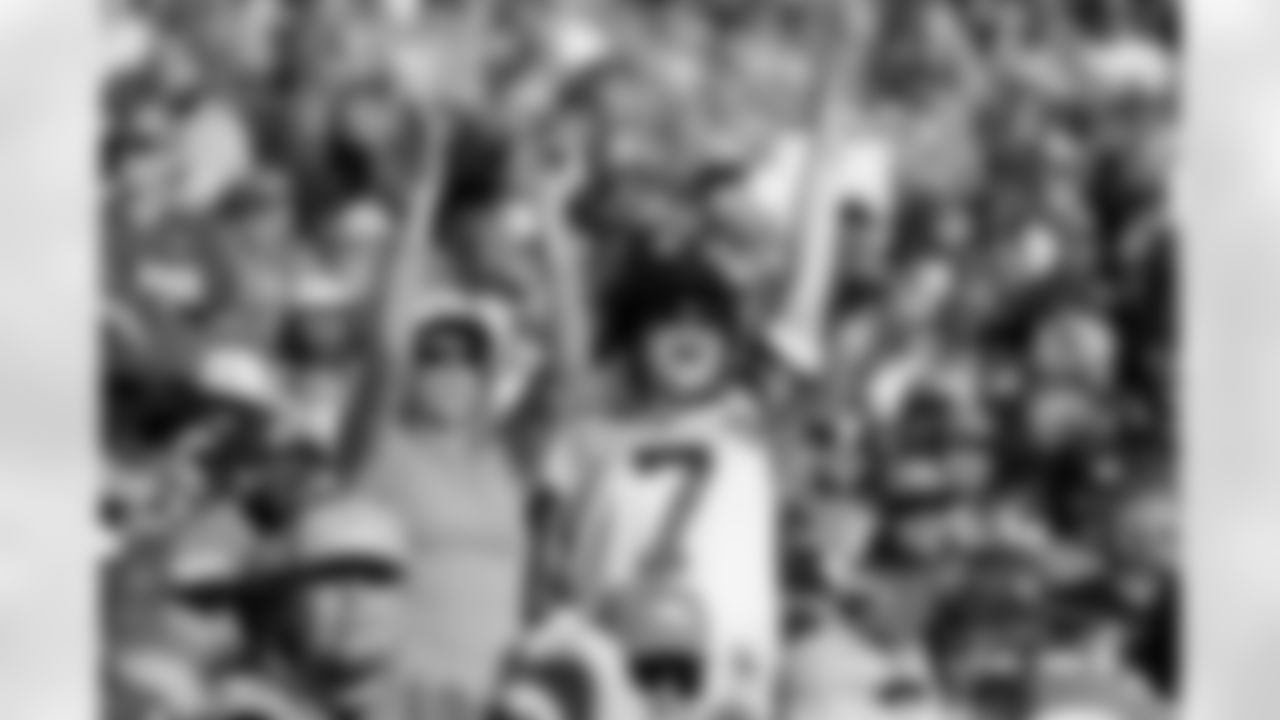 Denver Broncos fans cheer during the Broncos' Week 18 game against the Los Angeles Chargers at Empower Field at Mile High in Denver, Colorado on January 4, 2026. Photo by Gabriel Christus / Denver Broncos