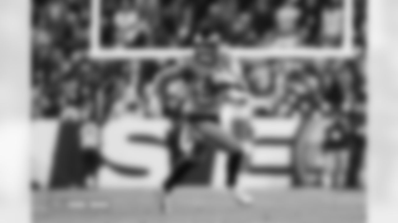 Adam Trautman (82) during the Broncos' Week 13 game against the Washington Commanders at Northwest Stadium in Landover, Maryland on November 30, 2025. Photo by Gabriel Christus / Denver Broncos