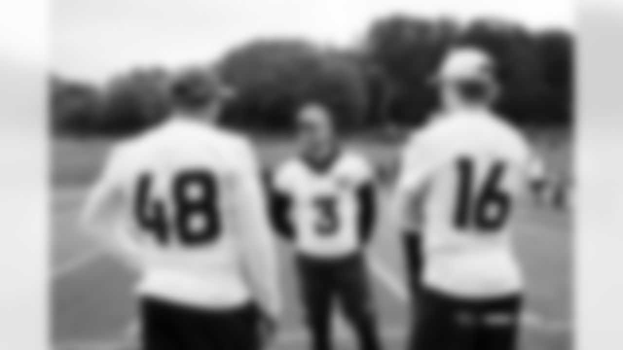 Mitchell Fraboni, Wil Lutz and Jeremy Crawshaw during practice in Ware, England on October 10, 2025. Photo by Ben Swanson / Denver Broncos