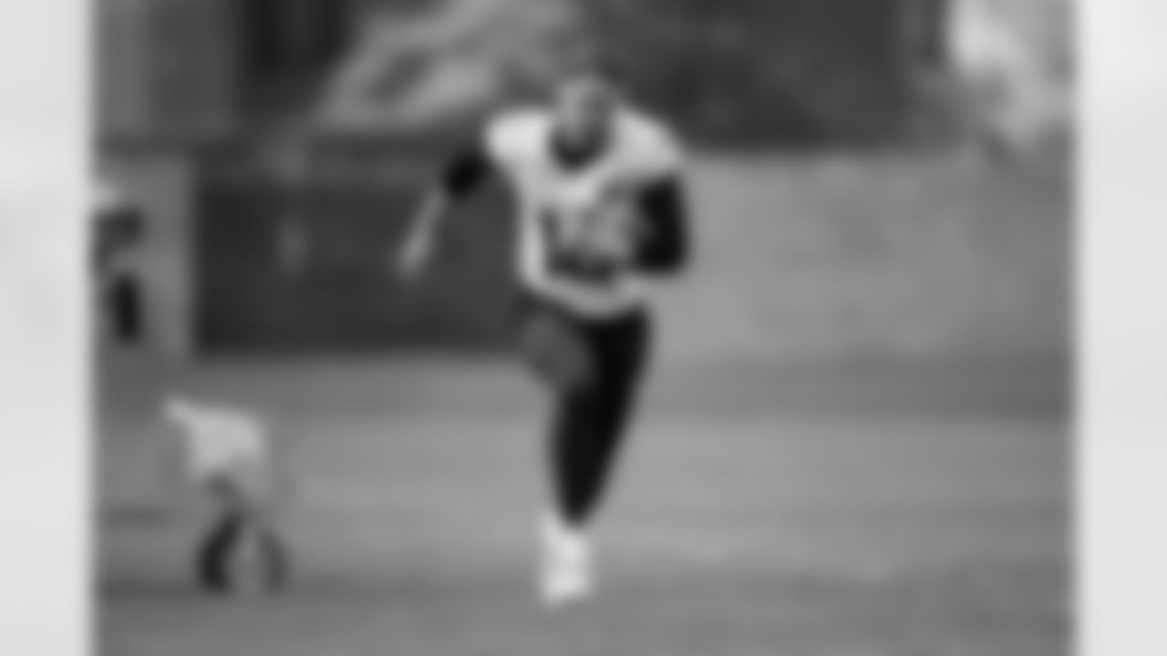 Jeremy Crawshaw during a mandatory minicamp practice at Broncos Park Powered by CommonSpirit on June 12, 2025 in Englewood, Colorado. Photo by Ben Swanson / Denver Broncos