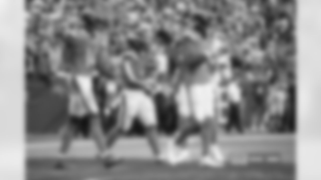 RJ Harvey and Evan Engram during the Broncos' Week 7 game against the New York Giants at Empower Field at Mile High in Denver, Colorado on October 19, 2025. Photo by Gavin Liddell / Denver Broncos