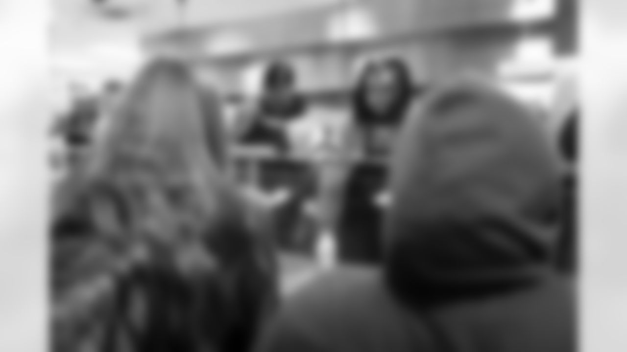 Jordan Jackson and Levelle Bailey serve meals during a visit to Urban Peak to feed the kids a Thanksgiving meal on Tuesday, November 25, 2025 at Urban Peak in Denver, Colorado.
Photo by Gabriel Christus / Denver Broncos