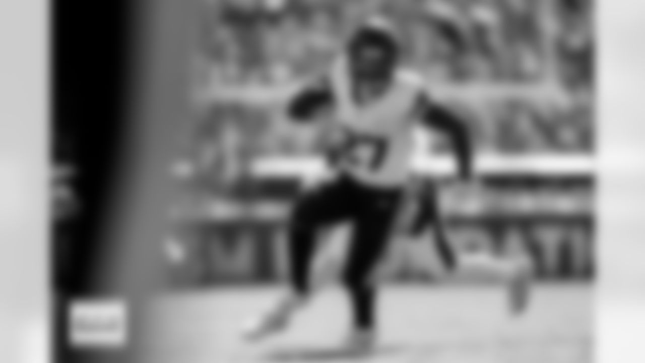 Denver Broncos running back J.K. Dobbins (27) runs with the ball during the Broncos' Week 5 game against the Philadelphia Eagles at Lincoln Financial Field in Philadelphia, Pennsylvania on October 5, 2025. Photo by Gabriel Christus / Denver Broncos