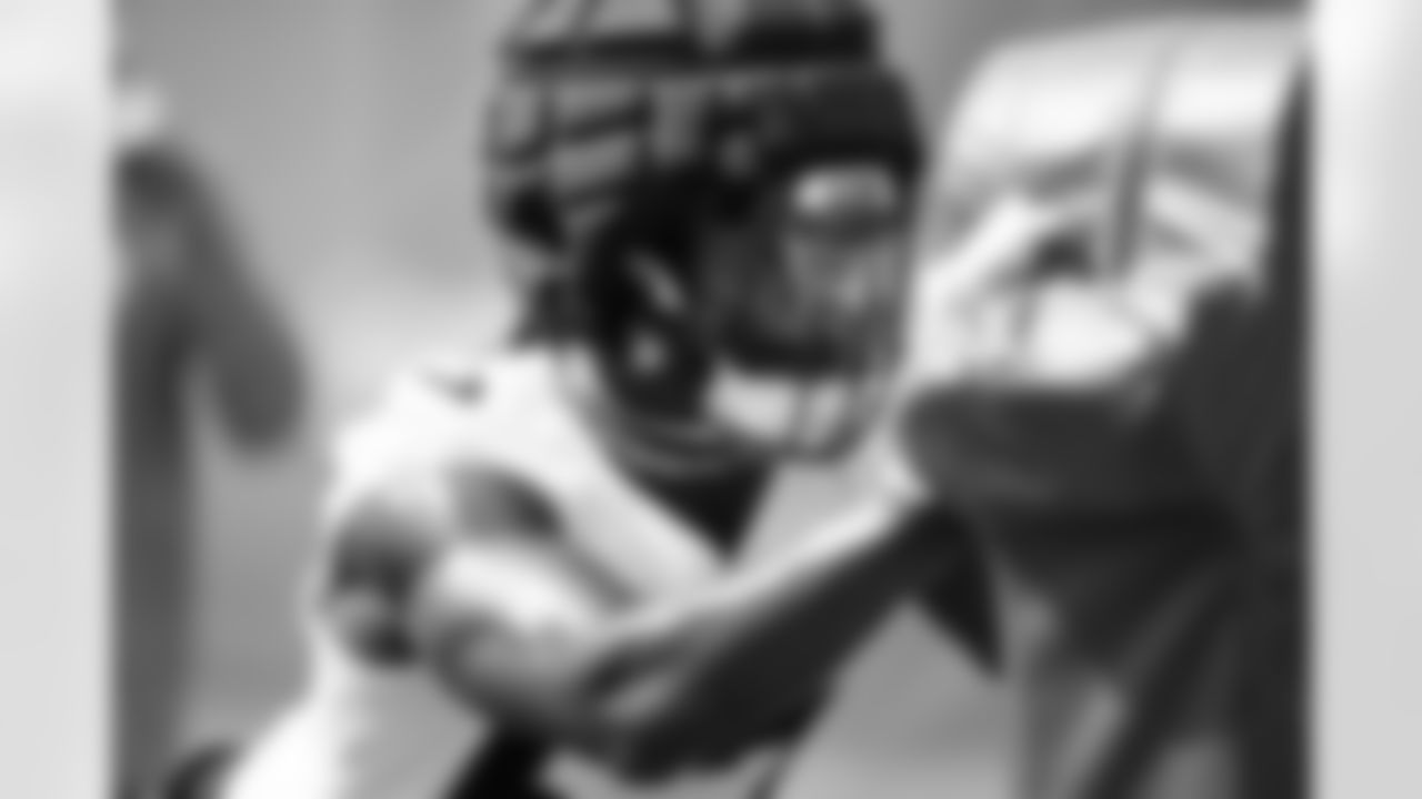 Dre Greenlaw during practice at Broncos Park Powered by CommonSpirit on August 28, 2025 in Englewood, Colorado. Photo by Ben Swanson / Denver Broncos