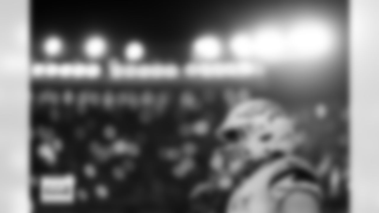 Denver Broncos quarterback Bo Nix (10) warms up as the lights go dim before the Broncos' Week 17 game against the Kansas City Chiefs at GEHA Field at Arrowhead Stadium in Kansas City, Missouri on December 25, 2025. Photo by Gabriel Christus / Denver Broncos