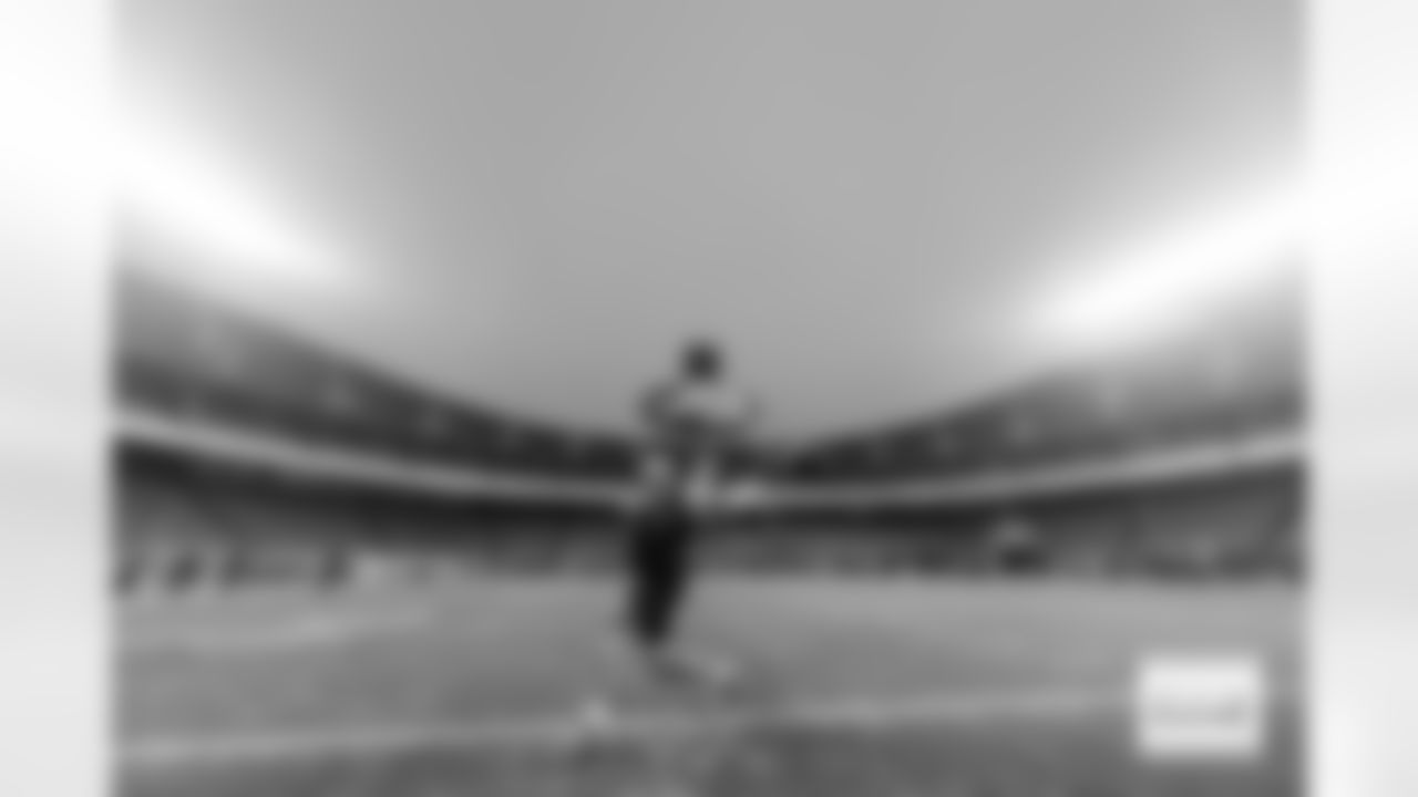 Denver Broncos tight end Evan Engram warms up before the Broncos' Week 17 game against the Kansas City Chiefs at GEHA Field at Arrowhead Stadium in Kansas City, Missouri on December 25, 2025. Photo by Gabriel Christus / Denver Broncos