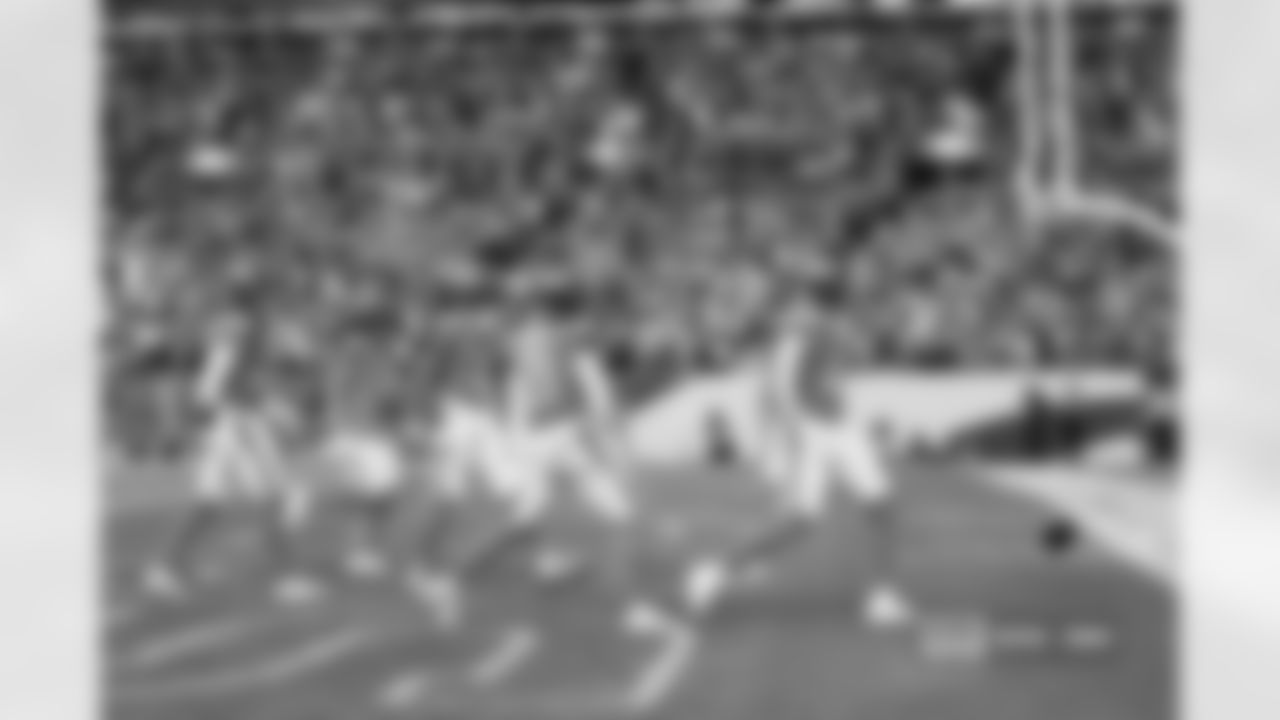 Justin Strnad during the Broncos' Week 7 game against the New York Giants at Empower Field at Mile High in Denver, Colorado on October 19, 2025. Photo by Ben Swanson / Denver Broncos