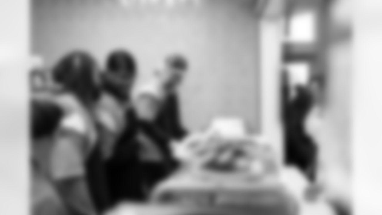 Frank Crum, Jordan Jackson and Levelle Bailey serve meals during a visit to Urban Peak to feed the kids a Thanksgiving meal on Tuesday, November 25, 2025 at Urban Peak in Denver, Colorado.
Photo by Gabriel Christus / Denver Broncos