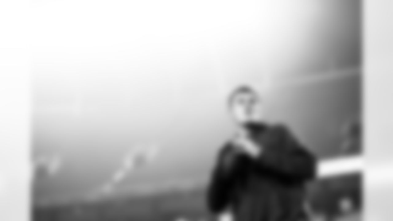 Bo Nix warms up before the Broncos' Week 17 game against the Kansas City Chiefs at GEHA Field at Arrowhead Stadium in Kansas City, Missouri on December 25, 2025. Photo by Ben Swanson / Denver Broncos