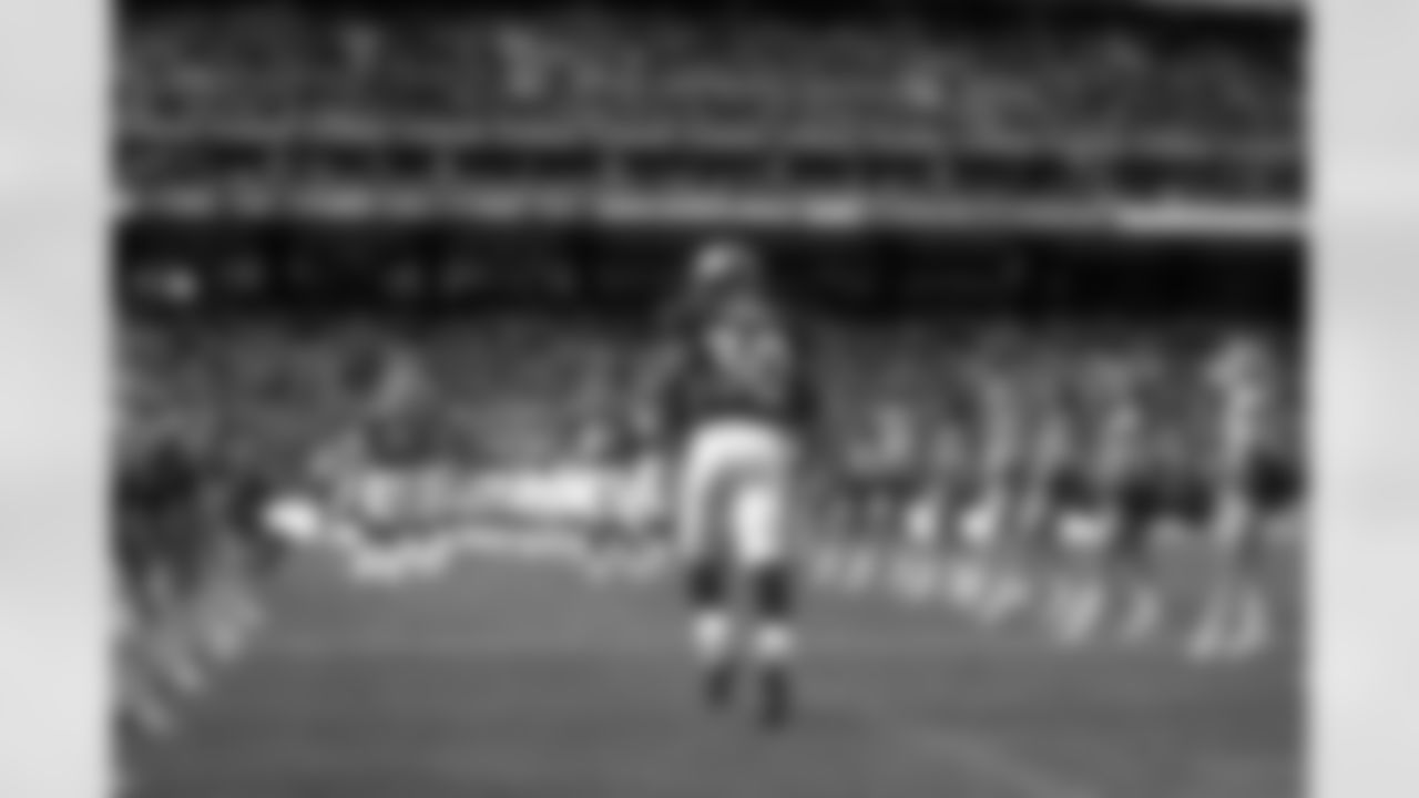 Terrell Davis runs onto the field during the pregame introductions against the San Diego Chargers at Stadium Australia in Sydney, Australia (American Bowl) on August 8, 1999.