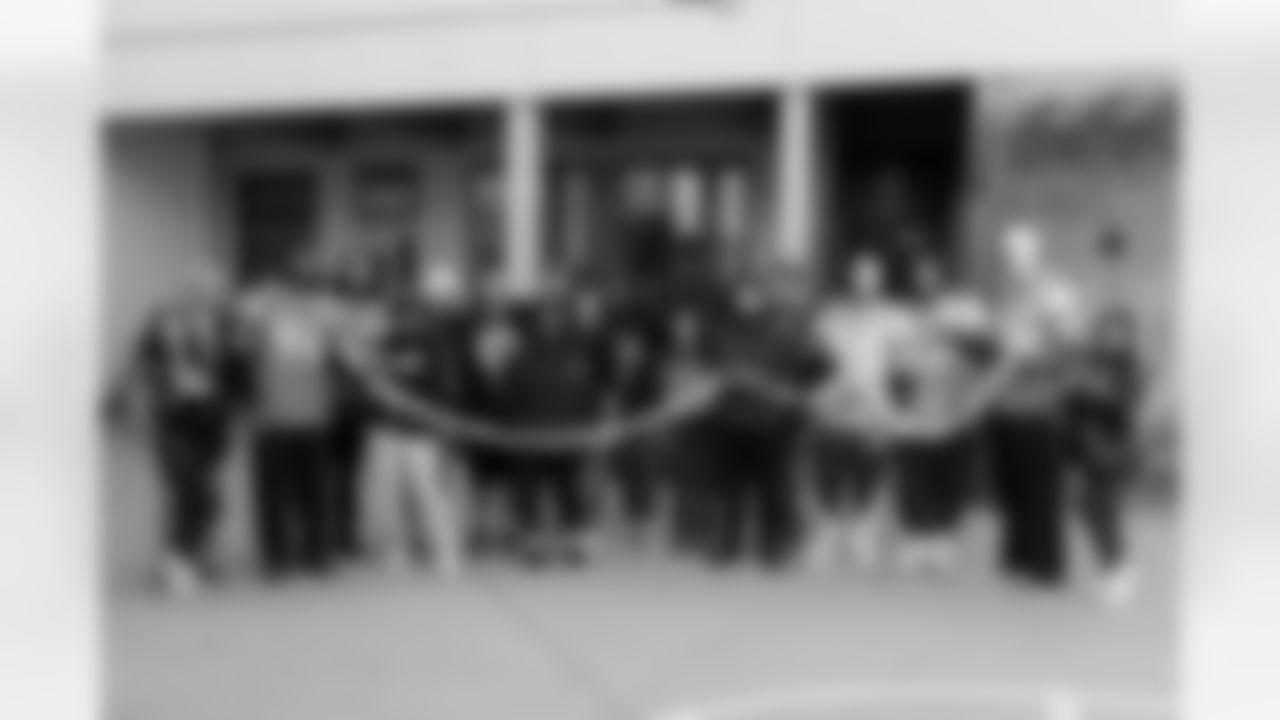 DBC Yuna, Billy Van Heusen, Jordan Jackson, Levelle Bailey, Garret Wallow, Malcolm Roach, Caleb Lohner, DBC Julia, staff and residents pose for a photo with the kindness paper chain during a visit to Urban Peak to feed the kids a Thanksgiving meal on Tuesday, November 25, 2025 at Urban Peak in Denver, Colorado.
Photo by Gabriel Christus / Denver Broncos