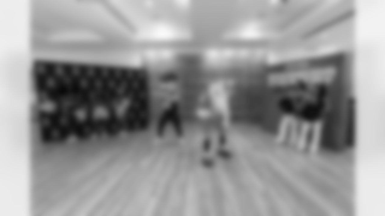 DBC Sam, DBC Ariana and Miles the Mascot with Washington Commanders Cheerleaders and Major Tuddy during a visit with military families on Saturday, November 29, 2025 at USO Warrior and Family Center in Fort Belvoir, Virginia.
Photo by Gabriel Christus / Denver Broncos