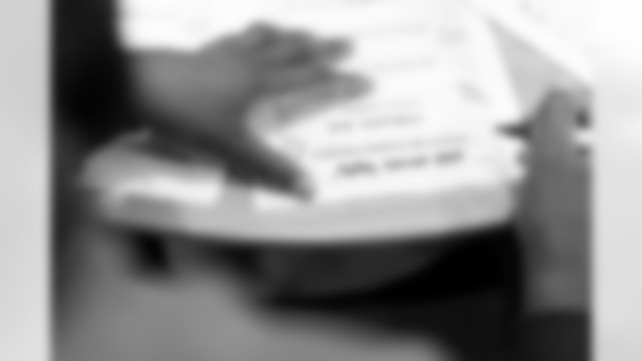 Malcolm Roach writes kindness messages during a visit to Urban Peak to feed the kids a Thanksgiving meal on Tuesday, November 25, 2025 at Urban Peak in Denver, Colorado.
Photo by Gabriel Christus / Denver Broncos