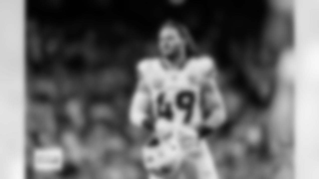 Denver Broncos linebacker Alex Singleton (49)takes his helmet off during the Broncos' Week 17 game against the Kansas City Chiefs at GEHA Field at Arrowhead Stadium in Kansas City, Missouri on December 25, 2025. Photo by Gabriel Christus / Denver Broncos