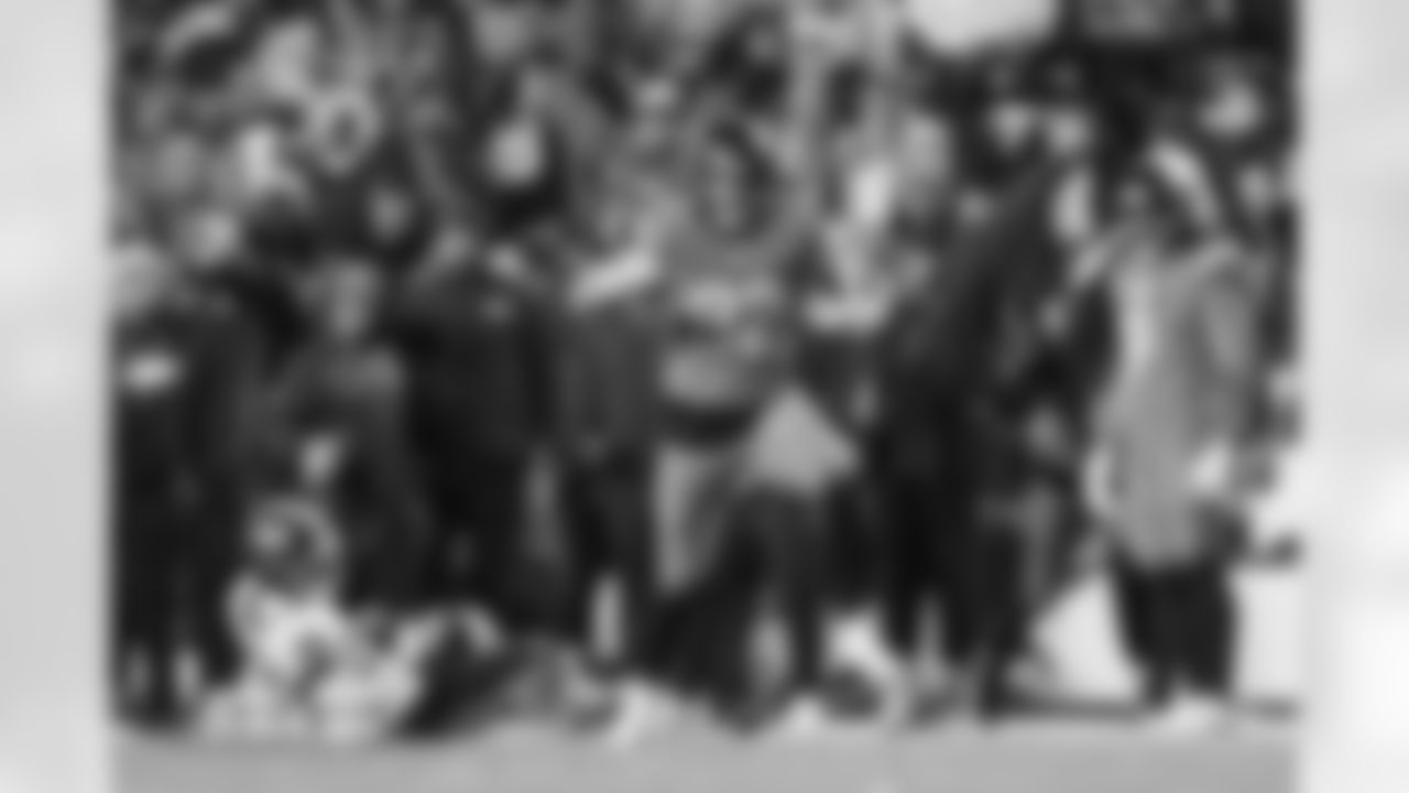 Adam Trautman (82) during the Broncos' Week 13 game against the Washington Commanders at Northwest Stadium in Landover, Maryland on November 30, 2025. Photo by Ben Swanson / Denver Broncos