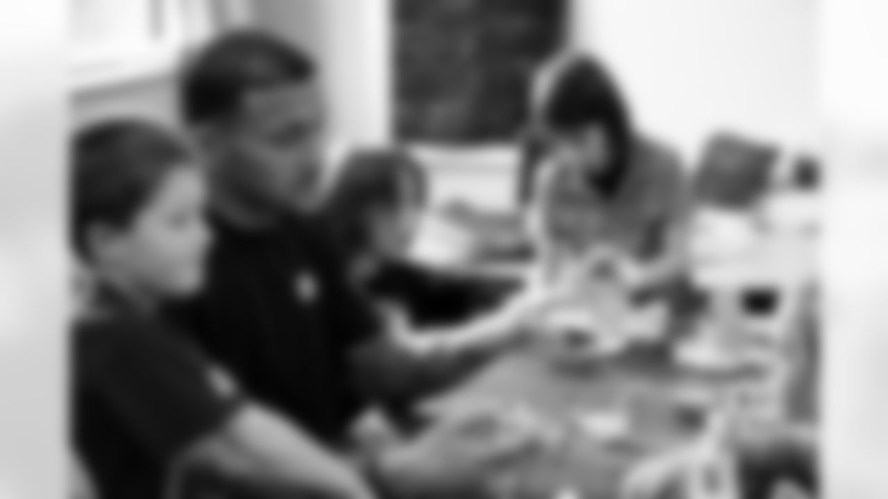 Evan Engram builds gingerbread houses with students at Timber Trail Elementary School in Castle Pines, Colorado on December 9, 2025. Photo by Ben Swanson / Denver Broncos