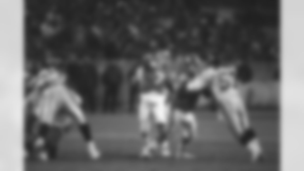 In another of his patented comebacks, John Elway led the Broncos back from a double-digit fourth-quarter deficit in 1994. Elway threw for 109 yards and accounted for two touchdowns on the two fourth-quarter scoring drives to complete the comeback.