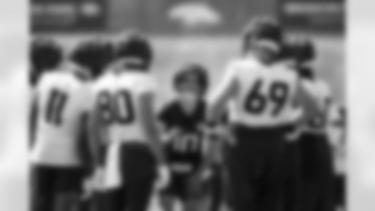 Bo Nix in the huddle during practice at Broncos Park Powered by CommonSpirit in Englewood, Colorado on August 28, 2024. Photo by Ben Swanson / Denver Broncos