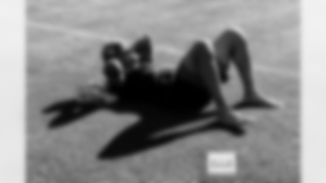 Evan Engram warms up before the Broncos' Week 11 game against the Kansas City Chiefs at Empower Field at Mile High in Denver, Colorado on November 16, 2025. Photo by Gabriel Christus / Denver Broncos