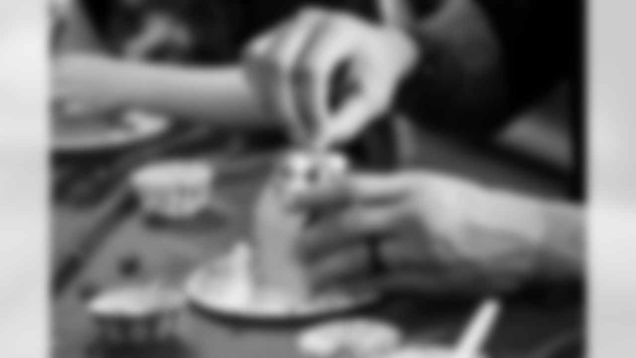 Evan Engram builds gingerbread houses with students at Timber Trail Elementary School in Castle Pines, Colorado on December 9, 2025. Photo by Ben Swanson / Denver Broncos