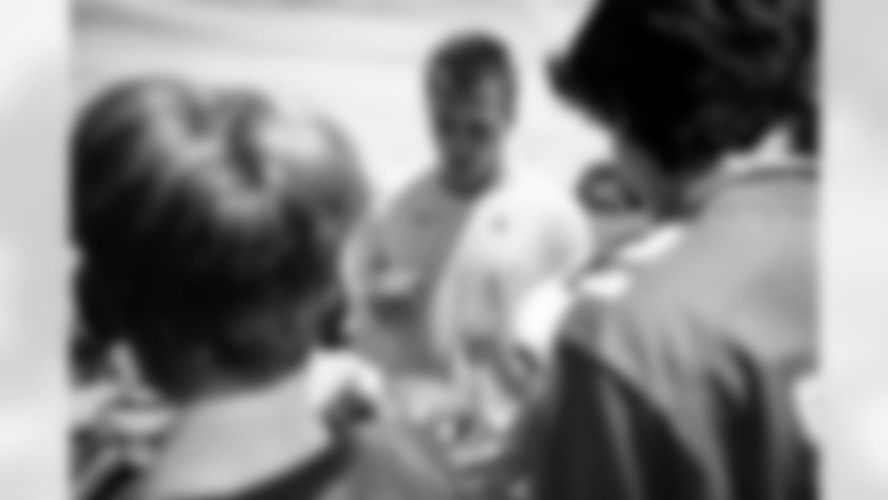 Bo Nix signs autographs for fans during a training camp practice at Broncos Park Powered by CommonSpirit on July 28, 2025 in Englewood, Colorado. Photo by Ben Swanson / Denver Broncos