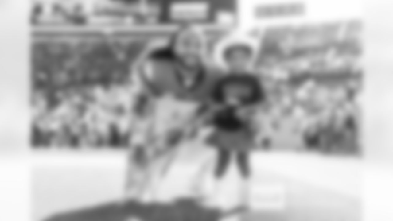 Denver Broncos safety Talanoa Hufanga (9) and his daughter before the Broncos' Week 11 game against the Kansas City Chiefs at Empower Field at Mile High in Denver, Colorado on November 16, 2025. Photo by Ben Swanson / Denver Broncos