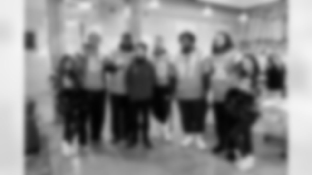 DBC Julia, Caleb Lohner, Jordan Jackson, Garret Wallow, Malcolm Roach, Levelle Bailey and DBC Yuna pose for a photo with a resident during a visit to Urban Peak to feed the kids a Thanksgiving meal on Tuesday, November 25, 2025 at Urban Peak in Denver, Colorado.
Photo by Gabriel Christus / Denver Broncos