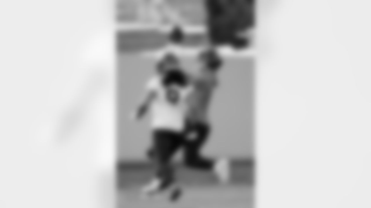 Evan Engram and Talanoa Hufanga during practice at Broncos Park Powered by CommonSpirit in Englewood, Colorado on November 28, 2025. Photo by Gabriel Christus / Denver Broncos