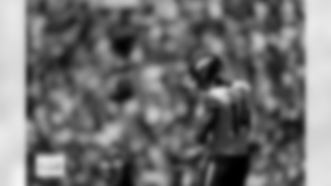 Denver Broncos wide receiver Courtland Sutton (14) adjusts his gloves during the Broncos' Week 5 game against the Philadelphia Eagles at Lincoln Financial Field in Philadelphia, Pennsylvania on October 5, 2025. Photo by Gabriel Christus / Denver Broncos
