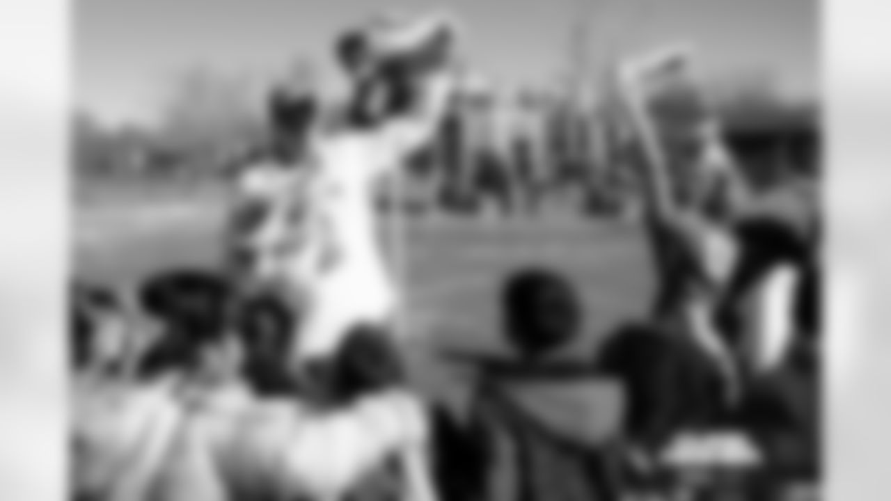 Ron Egloff and DBC Sydney J during a school hallway parade to celebrate the Denver Broncos making the playoffs on Thursday, January 15, 2026 at Lumberg Elemen in Denver, Lumberg Elementary School .
Photo by Gabriel Christus / Denver Broncos