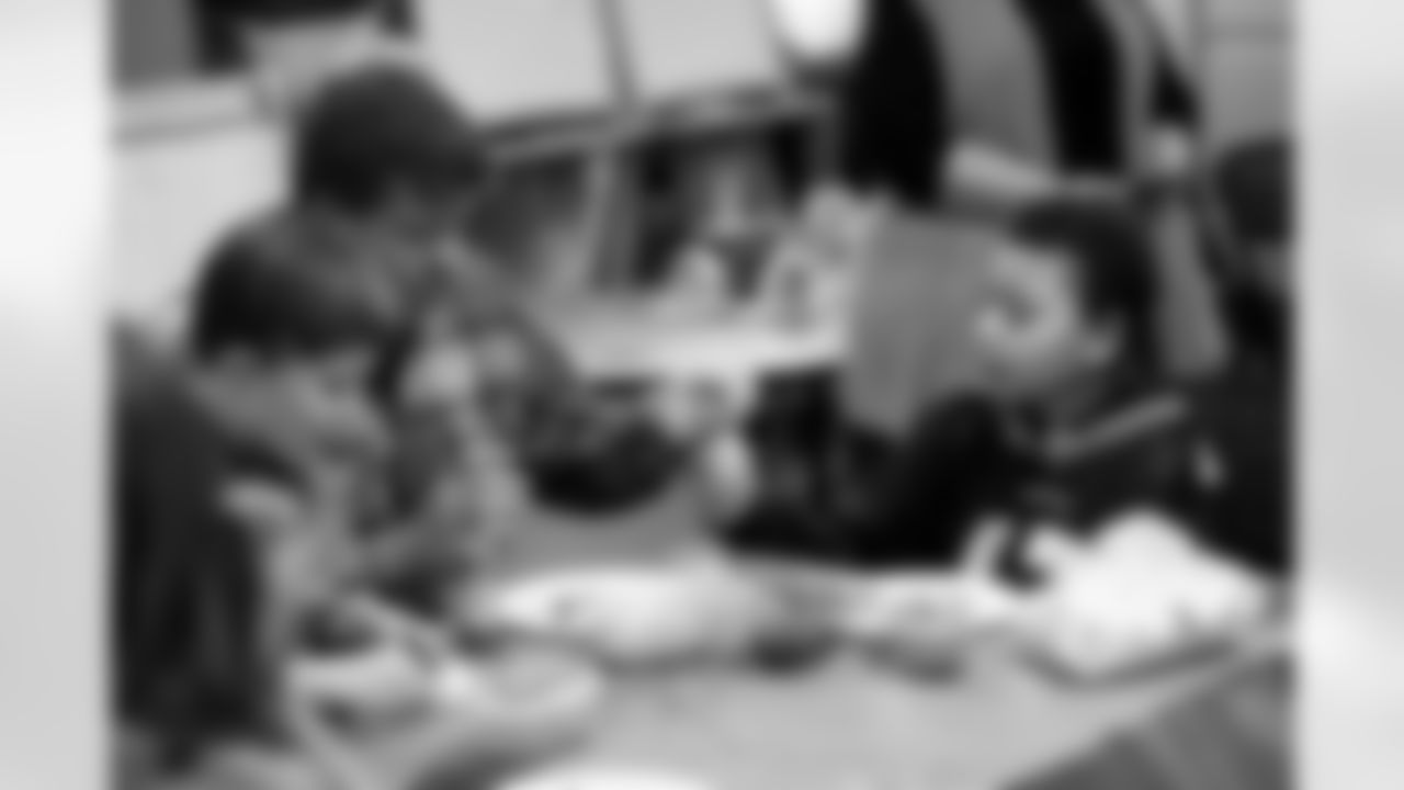 Evan Engram builds gingerbread houses with students at Timber Trail Elementary School in Castle Pines, Colorado on December 9, 2025. Photo by Ben Swanson / Denver Broncos