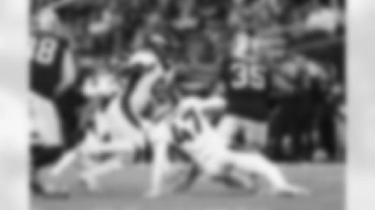 Jonathon Cooper during the Broncos' Week 18 game against the Las Vegas Raiders at Allegiant Stadium in Las Vegas, Nevada on January 7, 2024. Photo by Gabriel Christus / Denver Broncos