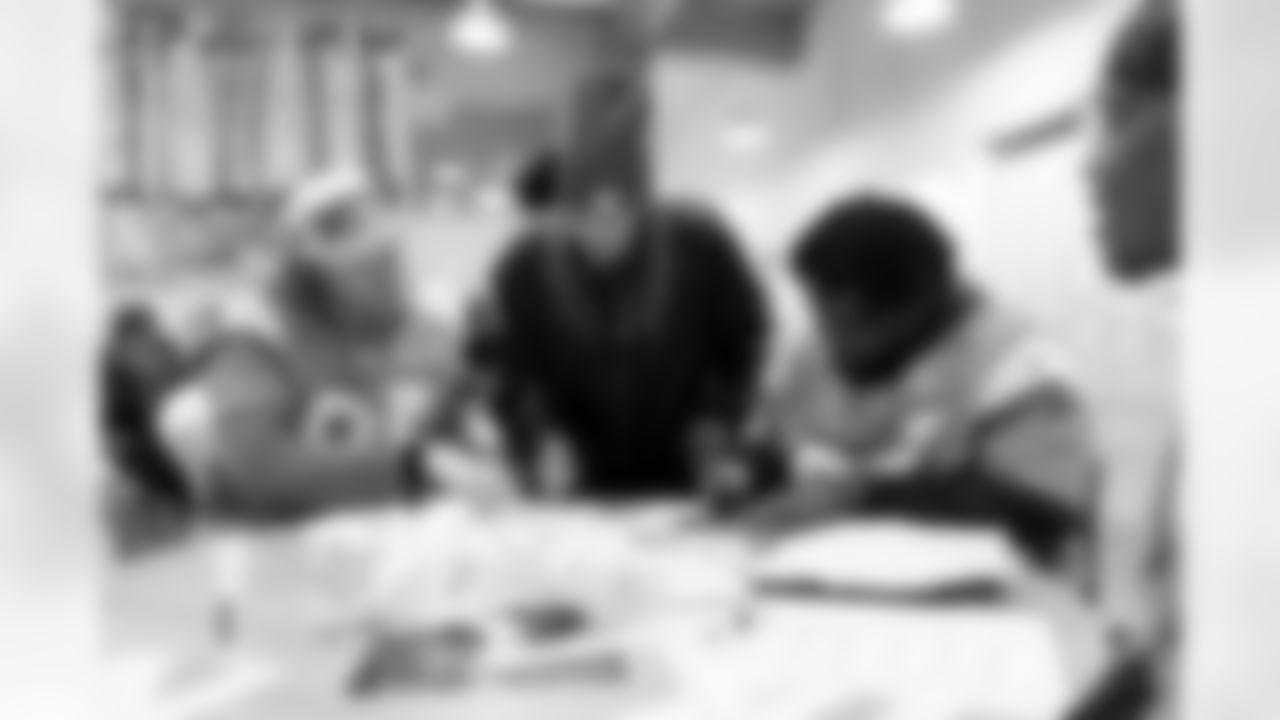 Caleb Lohner and Malcolm Roach write kindness messages with residents during a visit to Urban Peak to feed the kids a Thanksgiving meal on Tuesday, November 25, 2025 at Urban Peak in Denver, Colorado.
Photo by Gabriel Christus / Denver Broncos