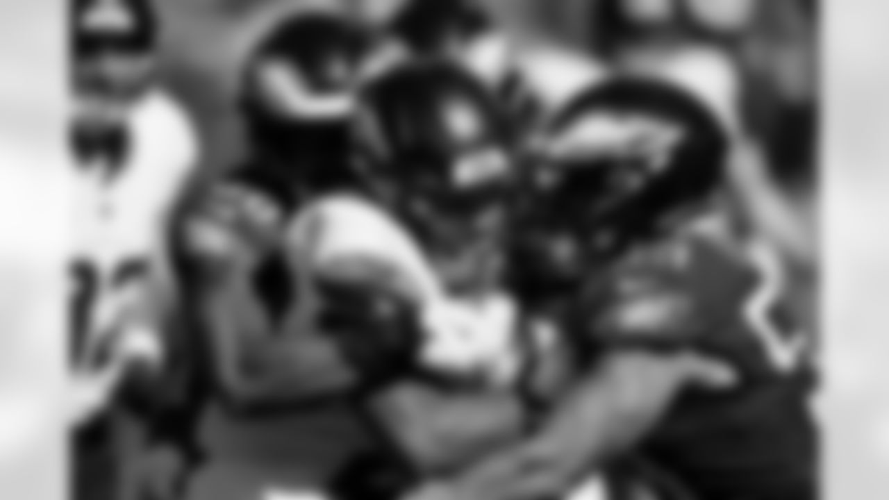 Denver Broncos running back J.K. Dobbins (27) runs with the ball during the Broncos' Week 5 game against the Philadelphia Eagles at Lincoln Financial Field in Philadelphia, Pennsylvania on October 5, 2025. Photo by Ben Swanson / Denver Broncos