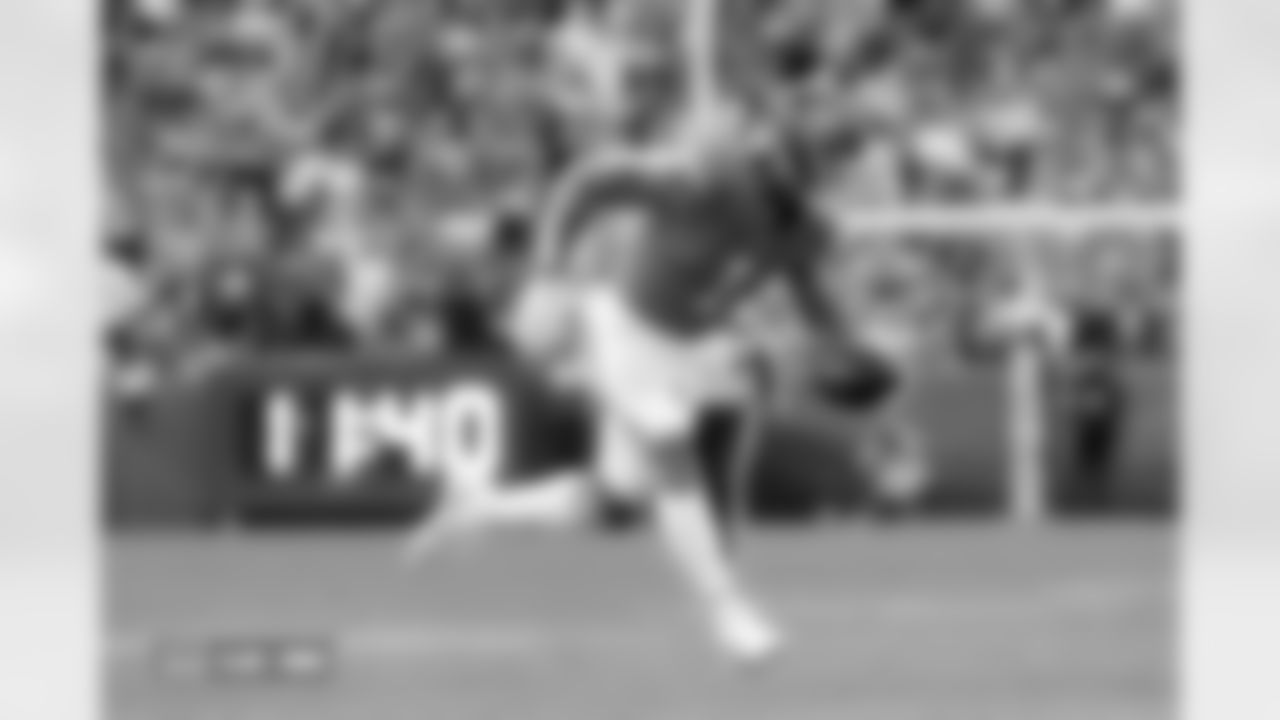 Evan Engram (1) during the Broncos' Week 18 game against the Los Angeles Chargers at Empower Field at Mile High in Denver, Colorado on January 4, 2026. Photo by Gabriel Christus / Denver Broncos